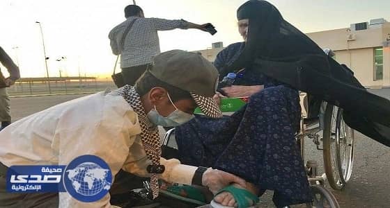 كشاف يساعد مسنة على ارتداء حذائها بالمشاعر المقدسة