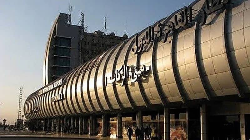 بالفيديو.. ضبط محاولة تهريب عملات أجنبية داخل دجاج مجمد في مطار القاهرة