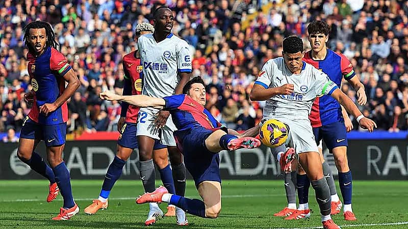 برشلونة يهزم ألافيس ويضيق الفارق مع ريال مدريد وأتلتيكو