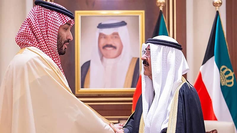 لحظة وصول ولي العهد لعزاء أمير الكويت الشيخ نواف الأحمد الصباح .. فيديو