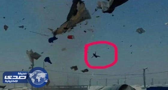 بالفيديو.. طفل يطير في الهواء إثر عاصفة قوية اقتلعت خيام نازحين بالموصل