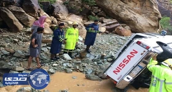 بالصور.. إنقاذ متنزهين جرفت السيول مركباتهم بجازان