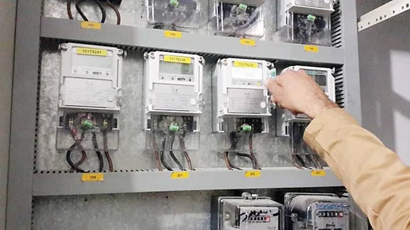 الكهرباء تتفاعل مع شكوى مستفيد من تلف الكمبيوتر أثناء تغيير العداد دون إبلاغه