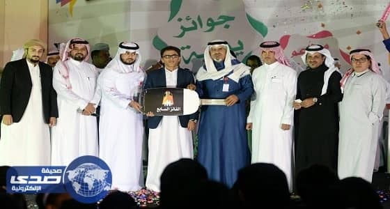 شاب يمني يفوز بالسيارة السابعة والأخيرة في مهرجان أبها للتسوق