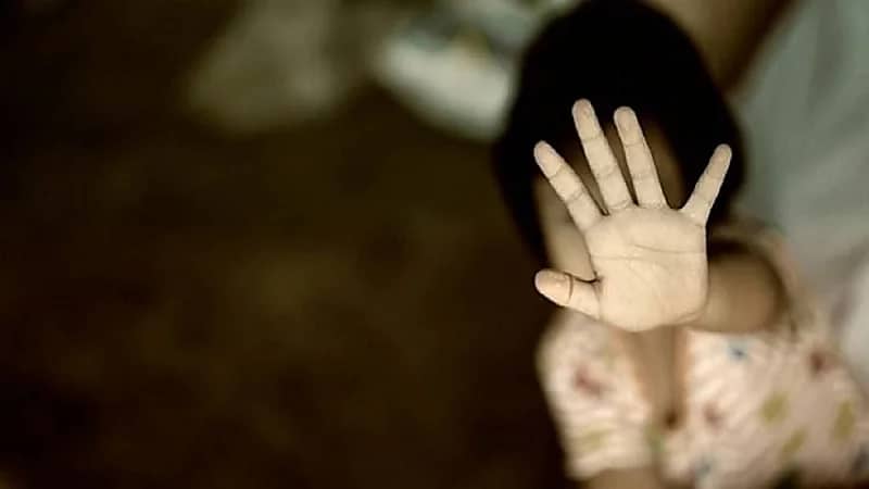 طفل يقتل شقيقته بعد فشله في التحرش بها