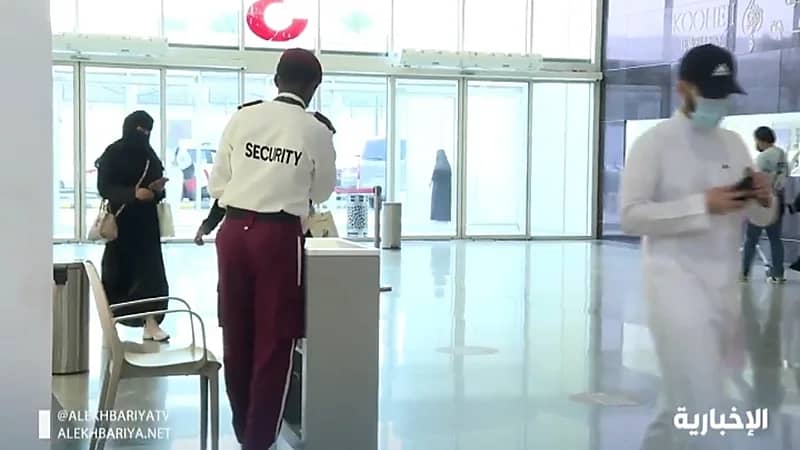 بالفيديو.. معاناة حراس الأمن بالمجمعات التجارية من تهاون بعض المتسوقين بالإجراءات الوقائية