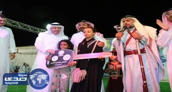 وكيل إمارة الباحة يسلم السيارة الثانية في مهرجان بلجرشي