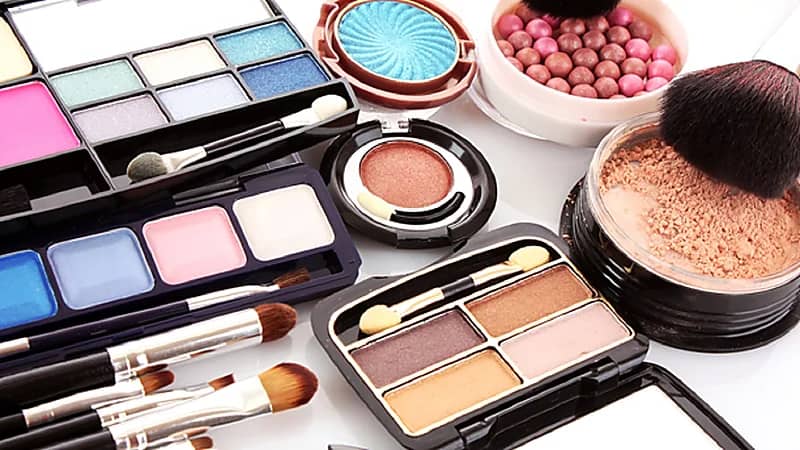 تحذير من منتجي مكياج قد يسببان فقر الدم وأمراض الكلى