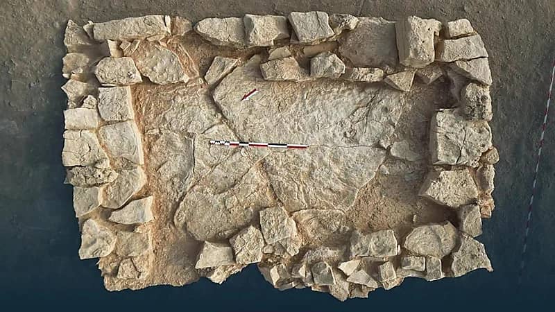 اكتشاف قطع فخارية وأدوات حجرية تعود إلى 50 ألف سنة في موقع القرينة بالرياض.. فيديو