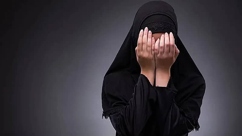 فتاة تستغيث: "فقدت القدرة على المشي بسبب التعنيف"