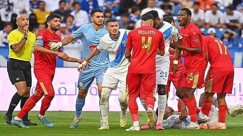 اشتباكات عنيفة بين لاعبي الهلال والوداد .. فيديو