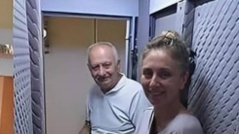 مواطن تركي يصنع صندوقًا فولاذيًا للاختباء بداخله خوفًا من الزلازل