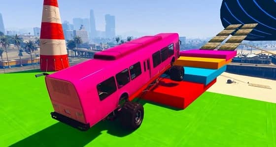 بالفيديو.. رجل في الـ 60 يستعيد شبابه ويقفز بدراجته فوق 20 حافلة