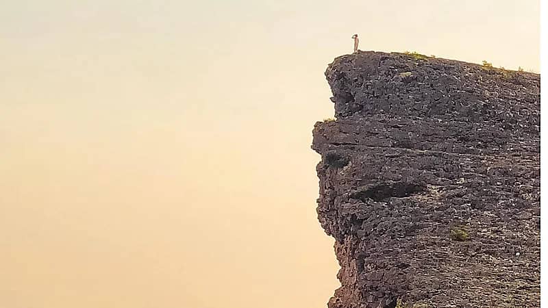 لقطات تُظهر الارتفاع الشاهق لجبل سمحان الذي سقط منه سعود القحطاني