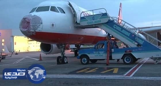 بالفيديو.. معجزة إنقاذ 127 سائحا بعد تحطم واجهة طائرتهم