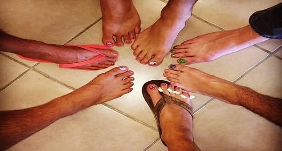 شباب يقلدون صور البنات بطريقة ساخرة