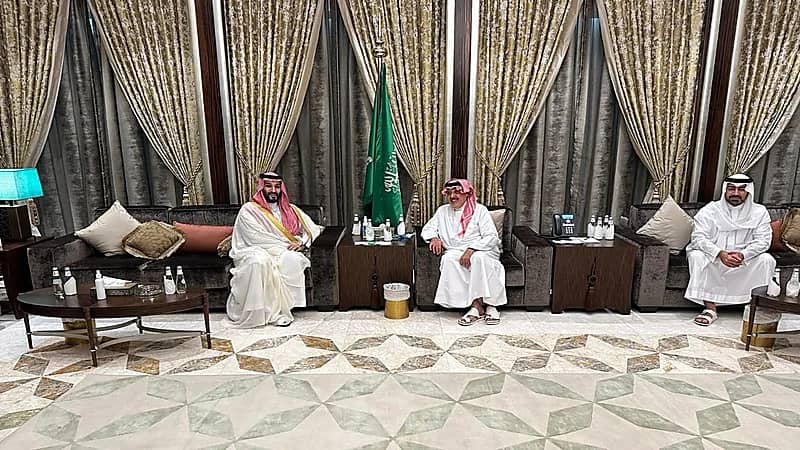 ولي العهد يعزي الأمير متعب بن عبدالله في وفاة والدته