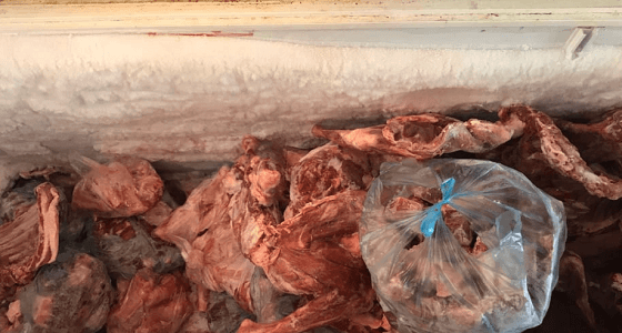 مصادرة 400 كيلو لحوم مجهولة المصدر في مطبخ عشوائي بمكة