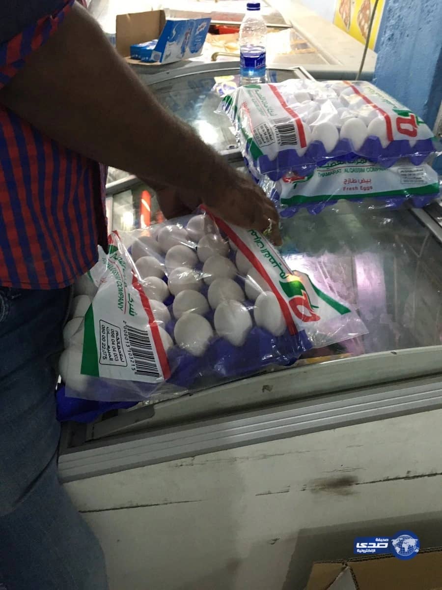 بالصور...ضبط عامل بقالة بالخرج يغشُّ في تغليف البيض