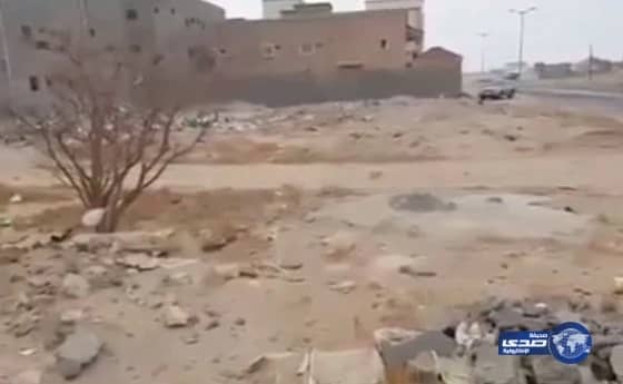 شاهد بالفيديو.. اكتشاف مقبرة قديمة وسط مخطط سكني في بيشة جاري تجريفها من قبل عُمال البناء