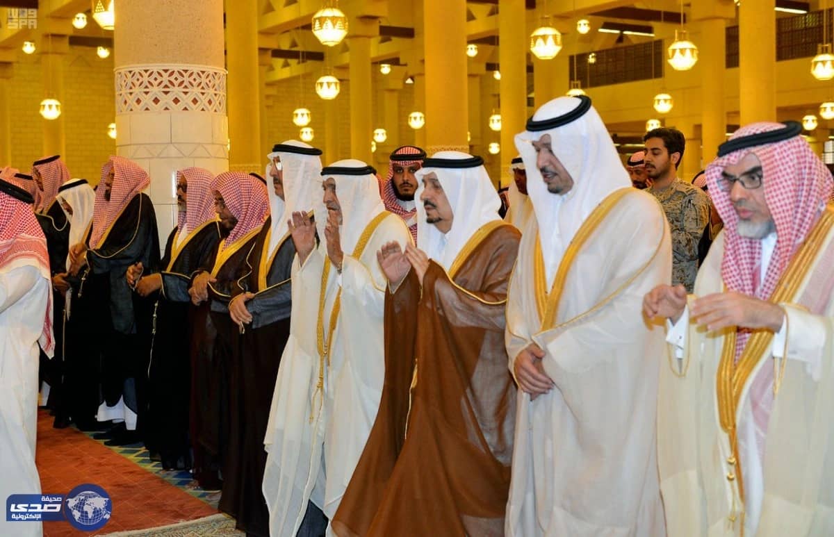 بالصور.. الأمير فيصل بن بندر يؤدي صلاة الميت على الأمير عبدالله بن فيصل بن تركي