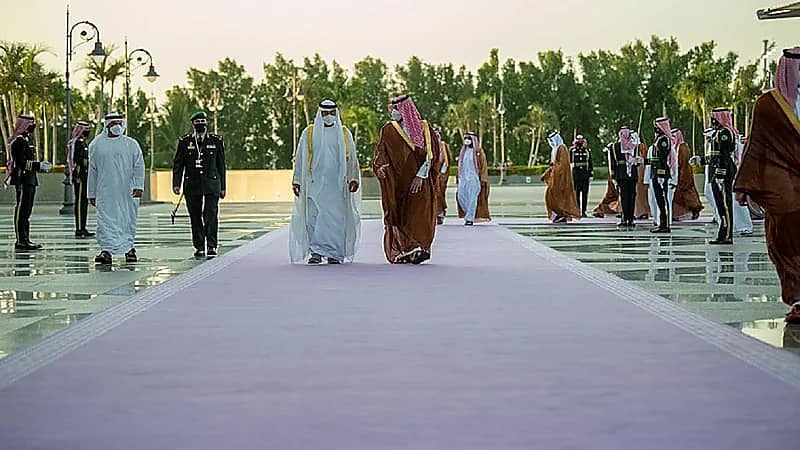 بالفيديو والصور.. سمو ولي العهد يستقبل سمو ولي عهد أبو ظبي بمطار الملك عبدالعزيز الدولي