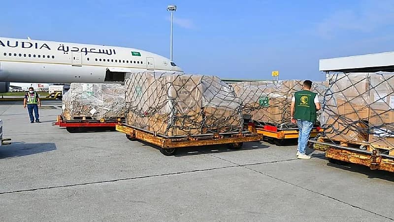 بالصور.. وصول الطائرة الإغاثية الثالثة إلى ماليزيا للإسهام في مواجهة جائحة كورونا