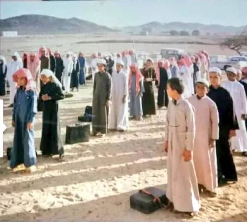صورة جميلة للطابور الصباحي في مدرسة بمكة قبل 37 عام