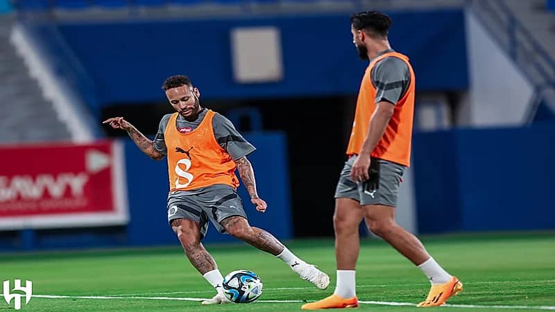 الهلال ينهي تحضيراته لـ مواجهة الجبلين غداً .. صور