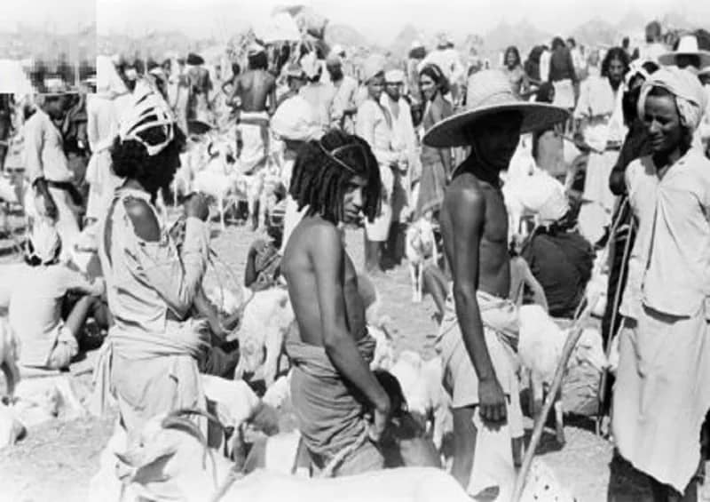 لقطة لمجموعة من الأشخاص في سوق بوادي بيش