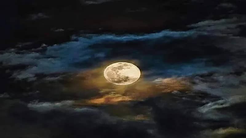 فلكية جدة: بدر رمضان يزين السماء اليوم