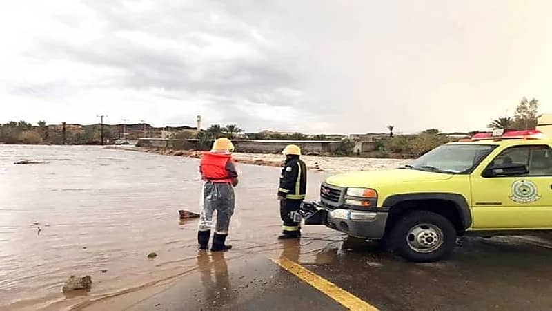 الدفاع المدني يدعو إلى توخي الحيطة لاحتمالية استمرار هطول الأمطار الرعدية