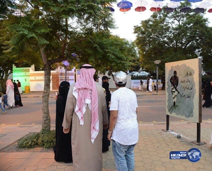 فتاة تدعم رجال الطوارئ بعمل فني واقعي بشارع الفن بعسير