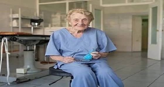 بالصور.. تسعينية تجري 4 عمليات جراحية يوميًا!
