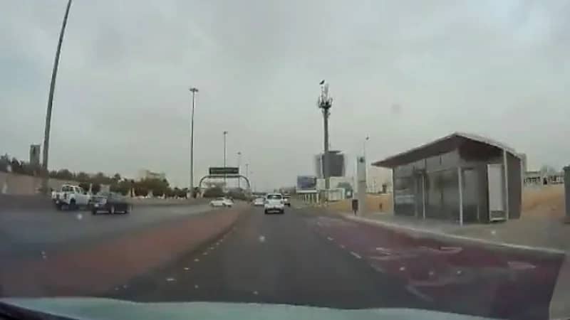 شاهد.. سائق متهور يمارس التفحيط على أحد الطرق بالرياض
