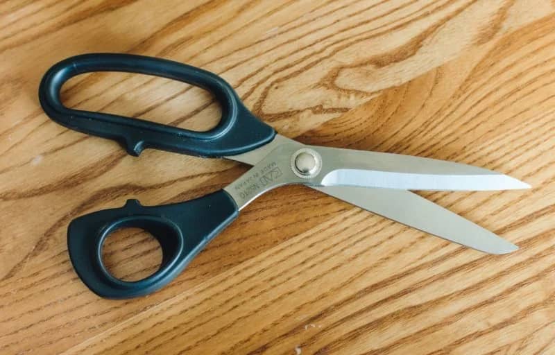 شخص يطعن طليقته بـ مقص داخل المحكمة