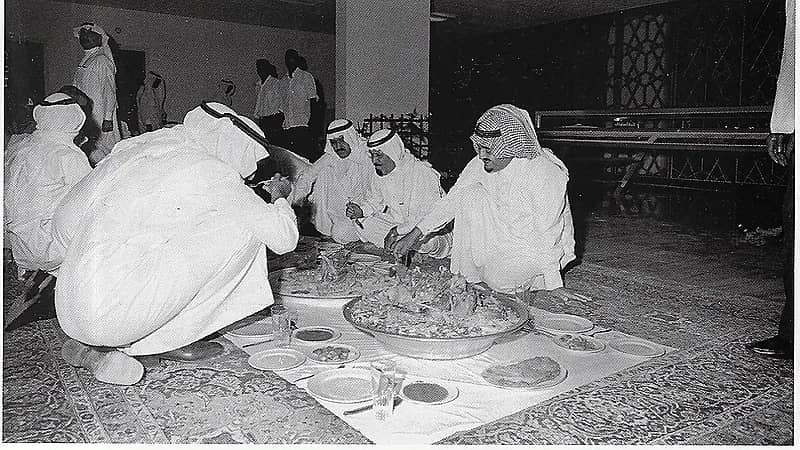 صورة نادرة لمأدبة عشاء أقامها وزير التخطيط لـ الملك فهد عام 1975م