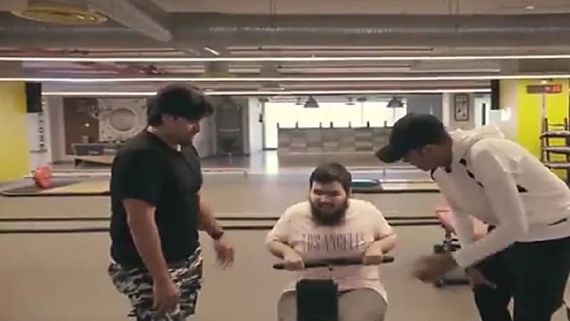 بالفيديو .. شاب كفيف يتحدى إعاقته ويقتحم عالم الرياضة بمساعدة شقيقه