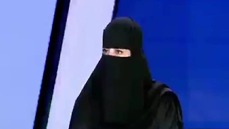 بالفيديو ..قصة أول امرأة بالمملكة تعمل في مجال العزل المائي والحراري