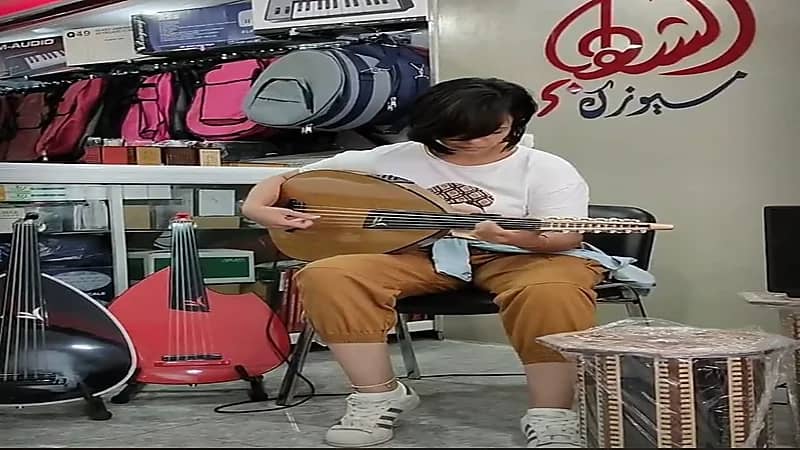 بالفيديو.. تفاعل شبان الخليج مع فتاة تونسية تعزف على العود 