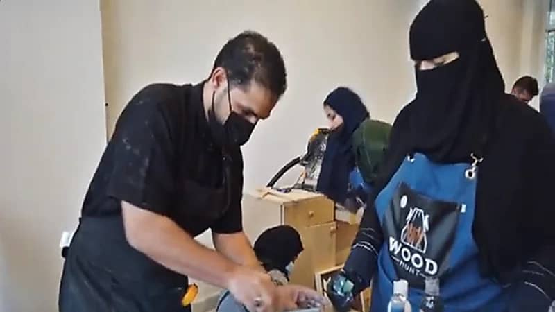 بالفيديو.. الشباب السعودي يتجه للحرف التقليدية وينافس الوافدين