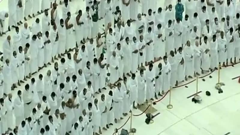 شاهد.. المصلون يؤدون صلاة العصر في المسجد الحرام وسط أجواء غائمة 