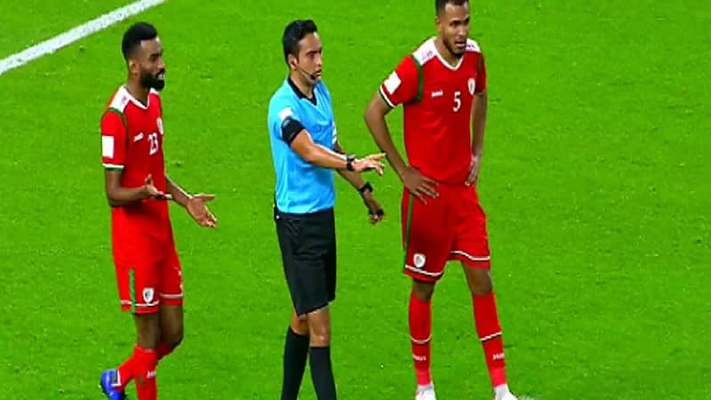 شاهد .. لحظة نزول مدرب المنتخب العراقي إلى الملعب لمنع لاعب من تسديد ركلة الجزاء