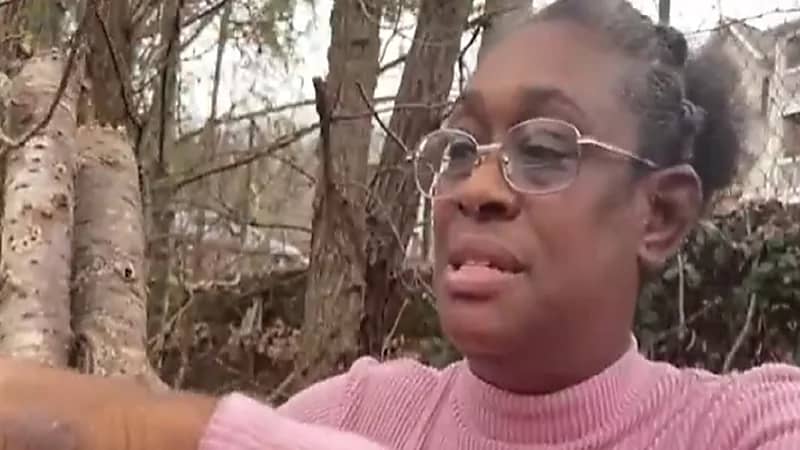 امرأة تتفاجأ بشاب عار داخل منزلها