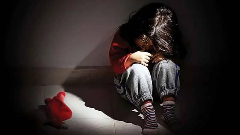 امرأة تبيع طفلة قاصر بغرض الاستغلال الجنسي