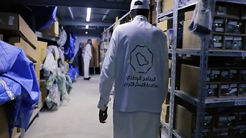 بالفيديو.. ضبط 13 ألف سلعة مغشوشة في مصنع يديره عمالة متستر عليها