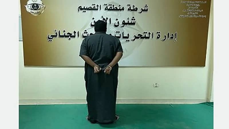 القبض على قائد مركبة اصطدم بموقع لأحد الباعة الجائلين في بريدة