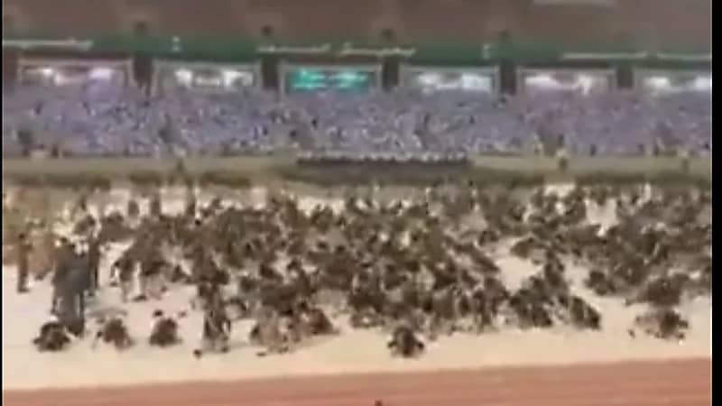 شاهد.. سجود جماعي لخريجي كلية الملك عبد العزيز الحربية