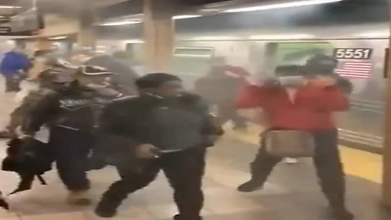 شاهد.. هلع ورعب بين الركاب لحظة إطلاق قنبلة دخانية في نيويورك