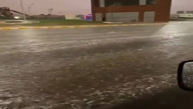 شاهد.. أمطار غزيرة مصحوبة بزخات برد على طريف